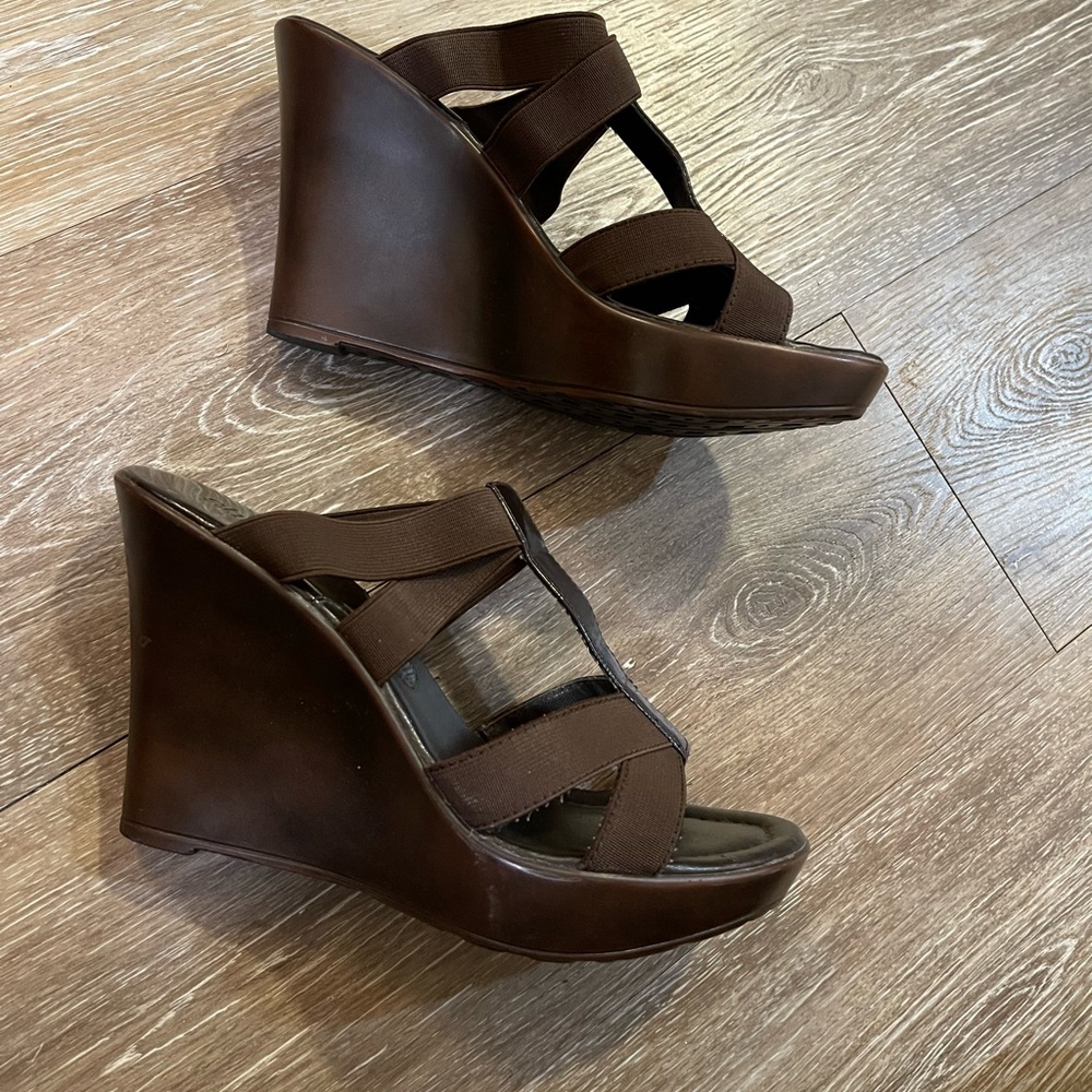 CHARLES BY CHARLES DAVID Brown Mules/Wedges with Elastic Straps - Size 7 - Picture 2 of 6